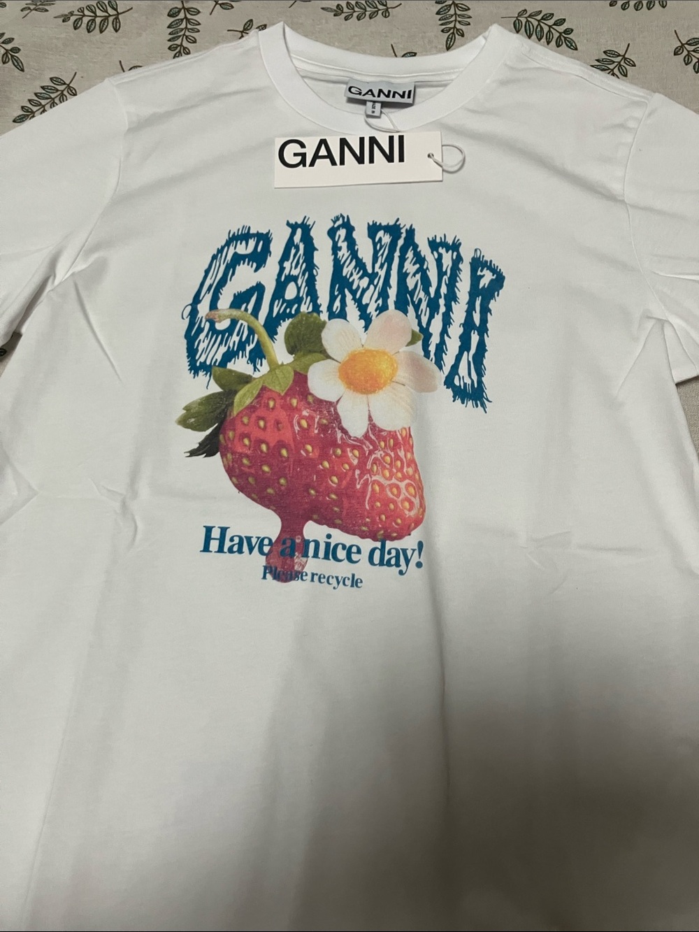Trendy white cotton crewneck tee juicy strawberry Daisy flower Graphic Ganni T